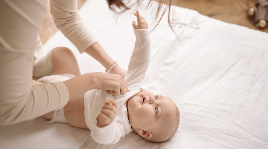 Cómo vestir a un bebé recién nacido?: guía básica