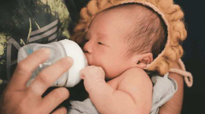 dar biberón